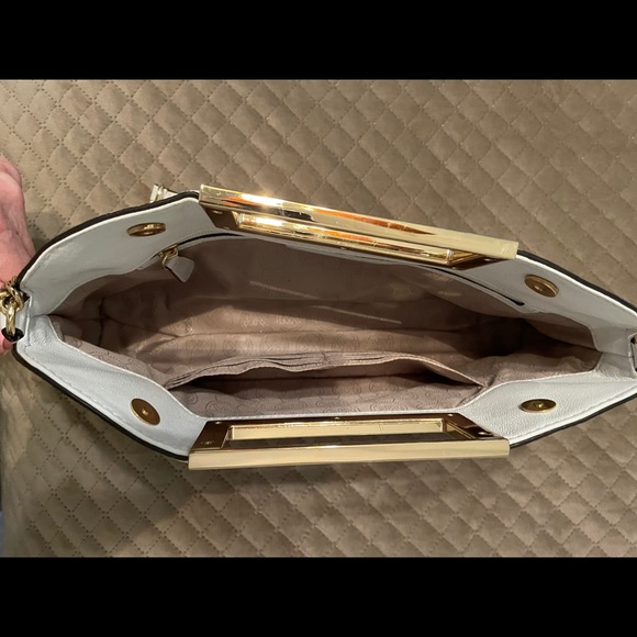 Michael Kors purse - Picture 4 of 7